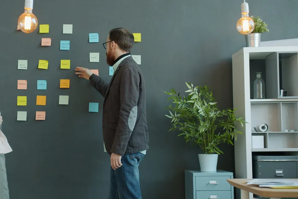 Comment co-construire des contenus avec vos équipes, clients et partenaires